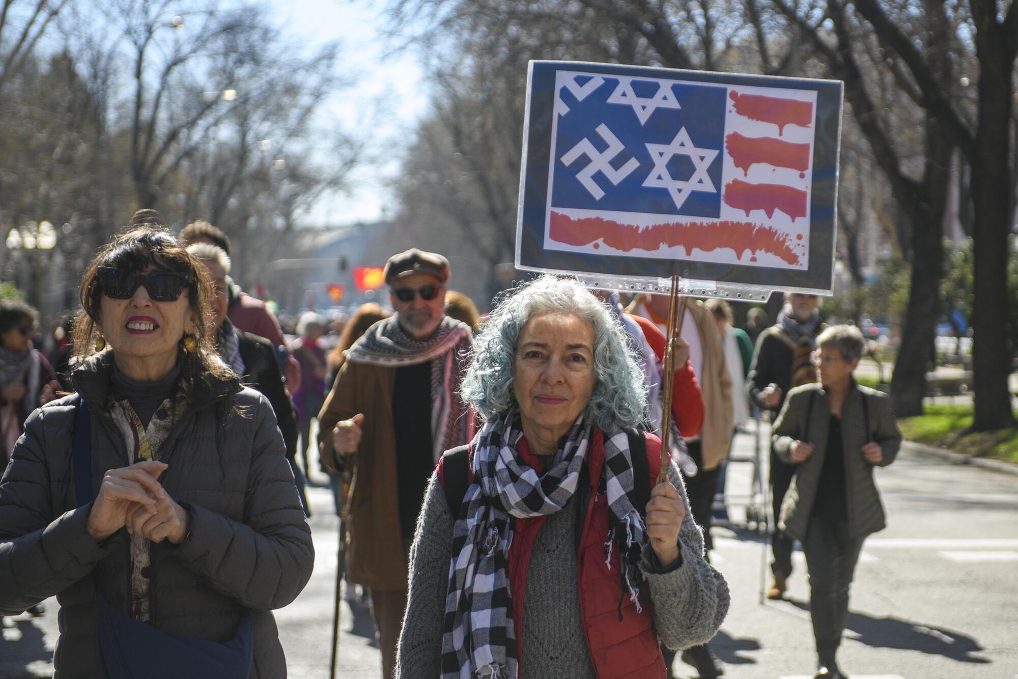 Manifestación del 17 de febrero "Libertad para Palestina" convocada por Sumar, IU, Más País, PCE y los grandes sindicatos. El PSOE apoyó la manifestación como "participante". - 10